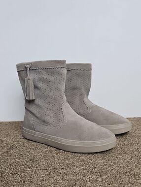 Crocs Lodge Point Gray Mushroom Suede Pull-On Style Tassel Boots Sz 9 Womens